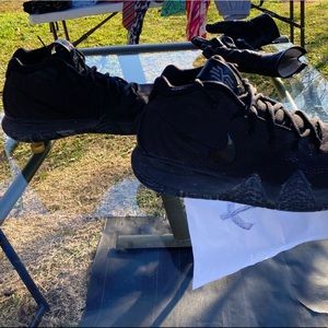 Kyrie black basketball shoes